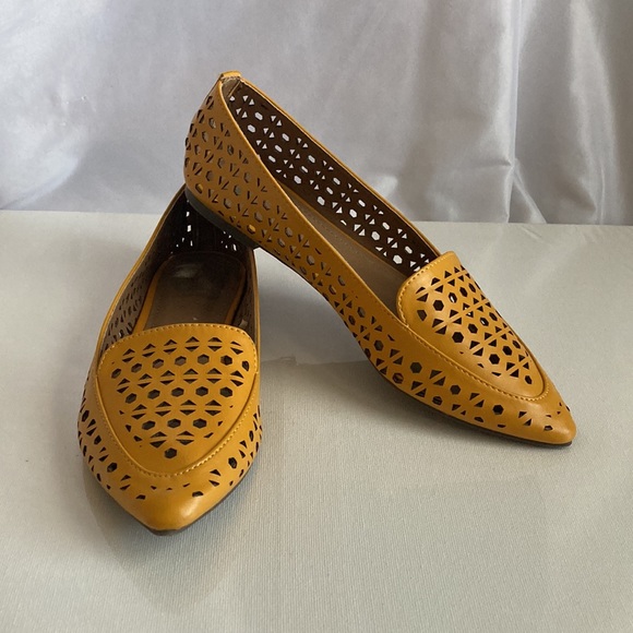 Report Shoes - Report Laser Cut Pointed Toe Ballet Flats Size 8